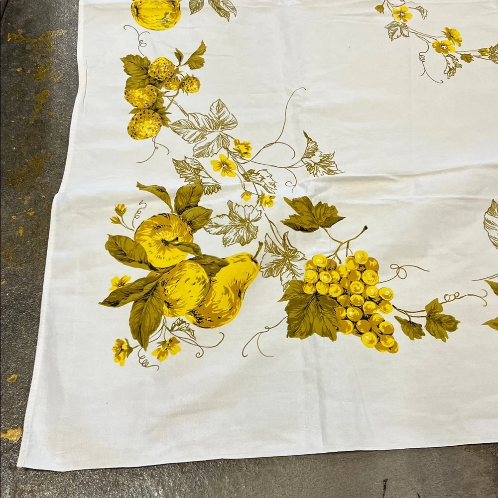 Vintage Tablecloth perfect size & the gold apples & berries are beautiful Soft